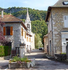 Br�gnier-Cordon (Bas-Bugey): ruelle montant � l'�glise